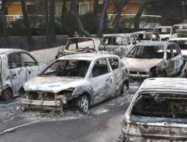 Συγκλονιστική μαρτυρία: «Οι φλόγες «έτρεχαν» πίσω μας μέχρι το νερό»
